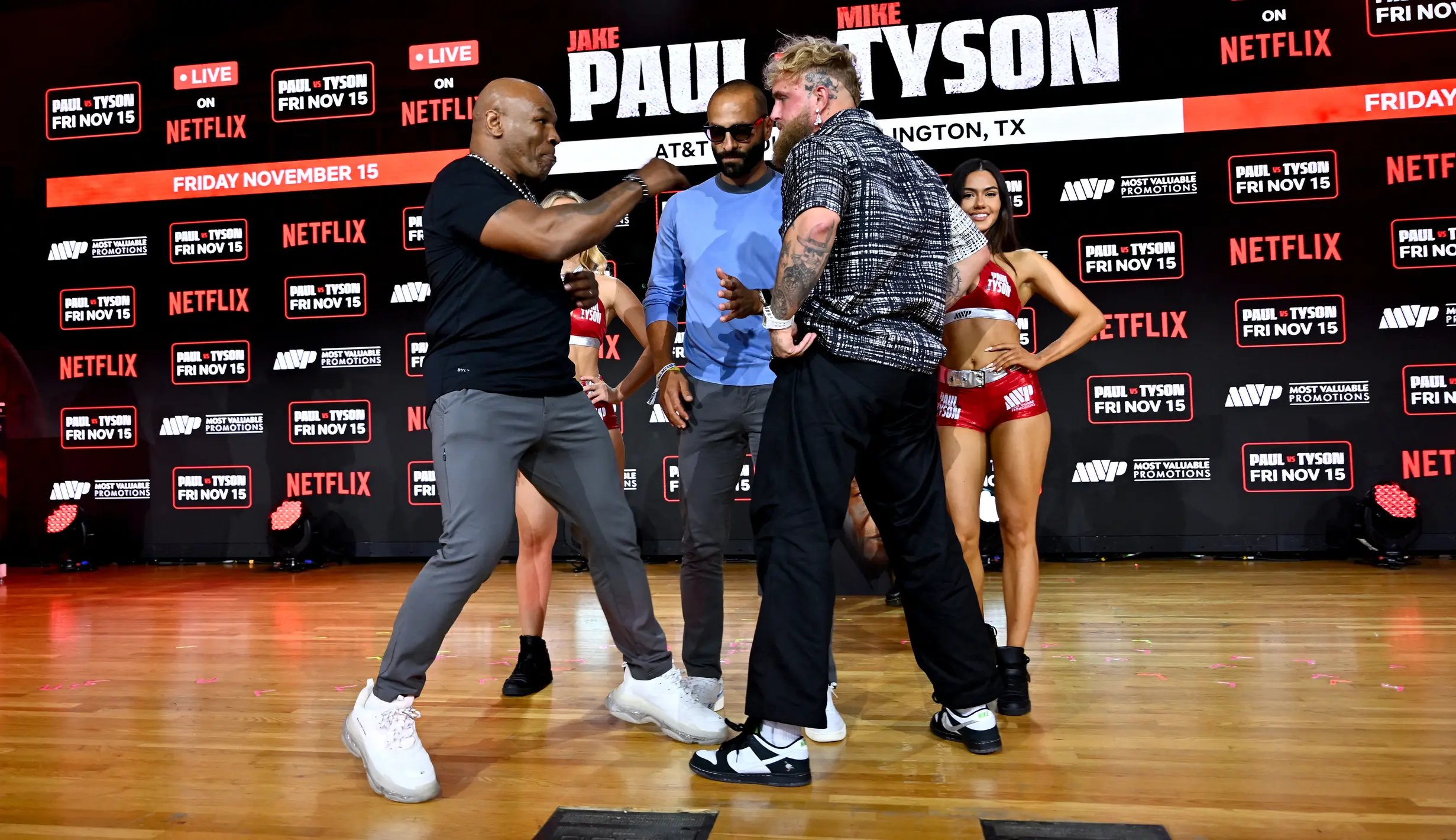 Mike Tyson Vs Jake Paul, Saling Dorong saat Faceoff Jelang Duel - Foto ...