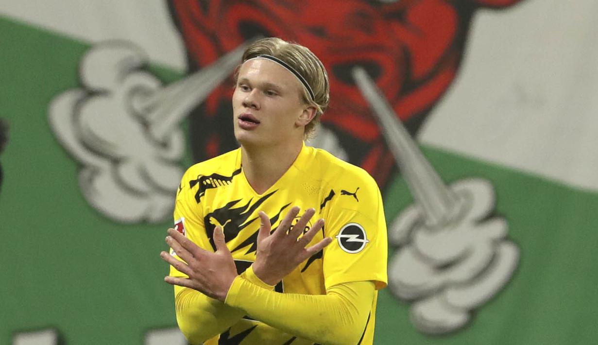 Penyerang Borussia Dortmund, Erling Haaland, melakukan selebrasi usai mencetak gol ke gawang RB Leipzig pada laga Bundesliga di Stadion Red Bull Arena, Sabtu (9/1/2021). Dortmund menang dengan skor 3-1. (AP/Michael Sohn)