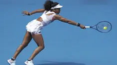 Petenis Jepang Naomi Osaka berusaha mengembalikan bola saat bertanding melawan Marie Bouzkova dari Republik Ceko pada pertandingan putaran pertama tunggal kejuaraan tenis Australia Terbuka di Rod Laver Arena, Melbourne, Australia, Senin (20/1/2020). Osaka menang 6-2 dan 6-4 . (AP Photo/Lee Jin-man)