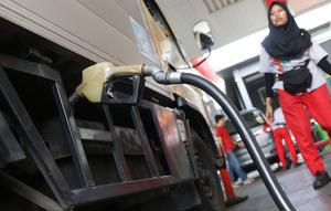 Petugas mengisi BBM kendaraan konsumen di SPBU milik Pertamina di kawasan Jakarta, Selasa (26/11/2019). Implementasi penyediaan solar dengan minyak kelapa sawit sebesar 30% atau B30 lebih cepat satu bulan, dibanding kebijakan pemerintah yang mewajibkan 1 Januari 2020. (Liputan6.com/Angga Yuniar)