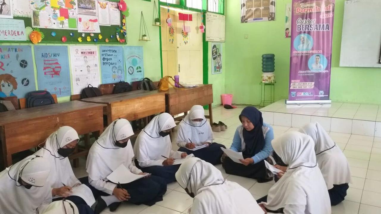 Siswa  SMPN 1 Pajarakan Probolinggo yang menjadi korban jembatan gantung putus, sudah mulai kembali bersekolah. (Istimewa)