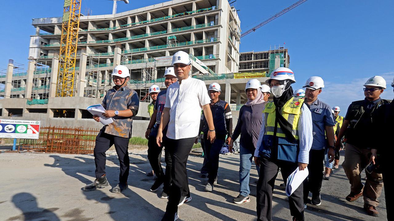 Eri Cahyadi saat mengecek pembangunan RSUD Surabaya Timur. (Istimewa)