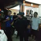 Tim Tagana Banyumas mengevakuasi sarang tawon di dekat rumah warga. (Foto: Liputan6.com/Tagana Banyumas/Muhamad Ridlo)