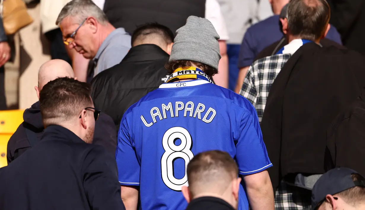 Seorang suporter Chelsea dengan jersey Frank Lampard meninggalkan stadion setelah berakhirnya laga pekan ke-30 Liga Inggris 2022/2023 antara Wolverhampton Wwanderers menghadapi Chelsea di Molineux Stadium, Wolverhampton, Sabtu (8/4/2023). (AFP/Darren Staples)