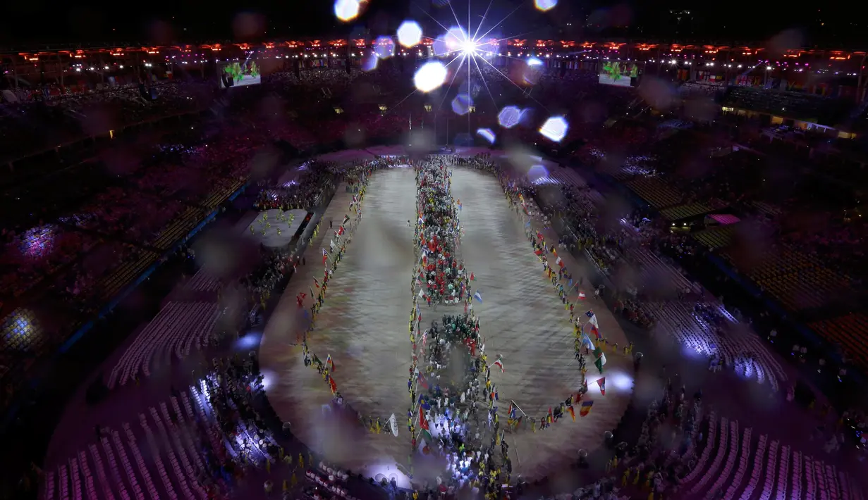 Para pembawa bendera memimpin kontingennya saat upacara penutupan Olimpiade Rio 2016 di Stadion Maracana, Rio de Janeiro, Minggu (21/8). Olimpiade 2016 resmi berakhir, AS keluar sebagai juara umum dengan jumlah 121 medali. (REUTERS/Fabrizio Bensch)