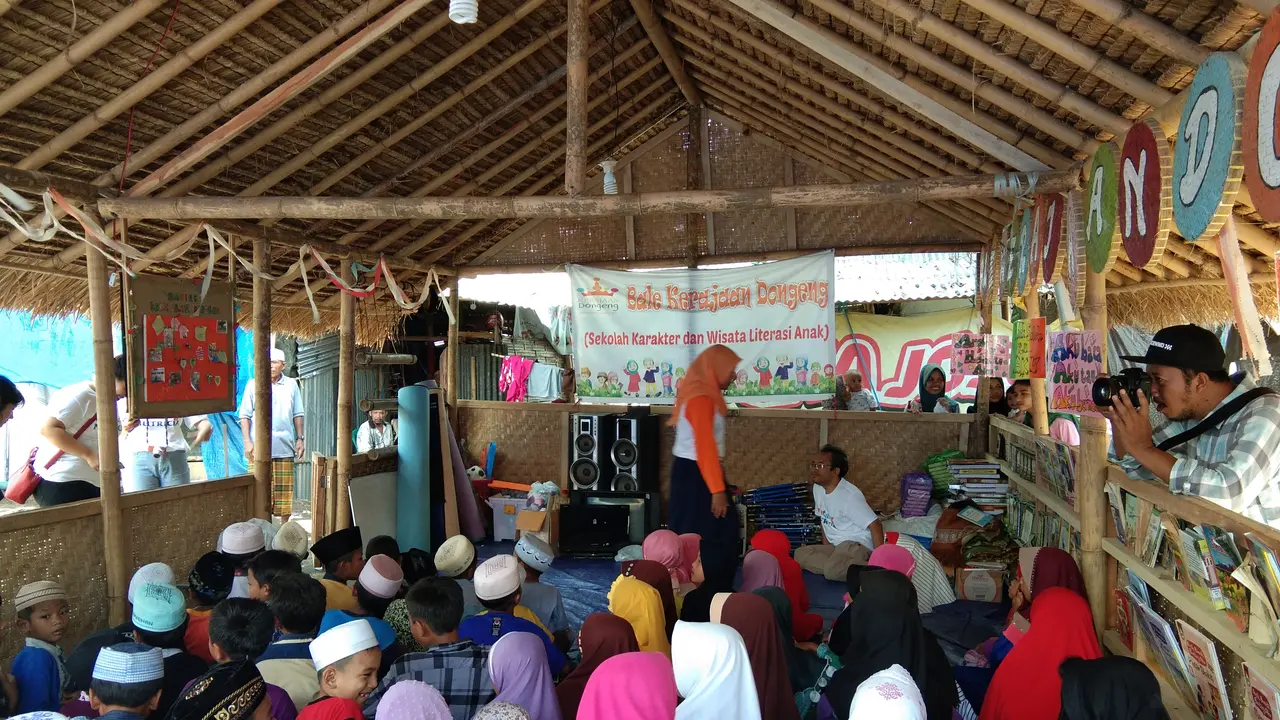 Kegiatan mendongeng yang dilakukan di pengungsian dusun Jelateng, Lombok, Nusa Tenggara Barat pada Sabtu (17/11/2018)