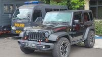 Penampakan Mobil Jeep Rubicon hitam yang dipakai tersangka Mario Dandy Satriyo anak pejabat Kantor Wilayah Direktorat Jenderal Pajak (DJP) Jakarta Selatan yang diduga melakukan penganiayaan. (Merdeka.com/Bachtiarudin Alam )