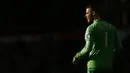 1. Kiper Manchester United, David De Gea, tampak silau terkena sorot mahahari saat laga Liga Premier Inggris melawan Arsenal di Stadion Old Trafford, Minggu (28/2/2016). MU berhasil menaklukan Arsenal 3-2. (Reuters/Jason Cairnduff)