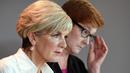 Menlu Australia Julie Bishop serta Menhan Australia Marise Payne memberi keterangan usai pertemuan dengan Menhan RI Ryamizard Ryacudu dan Menlu Retno Marsudi di Sydney (16/3). (AFP Photo/Pool/William West)