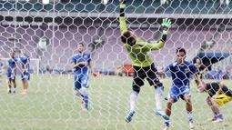 I Made Wirawan mencoba menahan laju bola yang masuk ke gawangnya pada saat latihan tim Persib Bandung di Stadion Utama Gelora Bung Karno, Jakarta, Sabtu (2/4/2016). (Bola.com/Nicklas Hanoatubun)