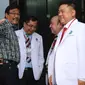 Cawagub DKI Jakarta 2017 Djarot Saiful Hidayat menyapa media saat akan menjalani tes kesehatan di RSAL Dr. Mintoharjo, Jakarta, Sabtu (24/9). (Liputan6.com/Gempur M Surya). 