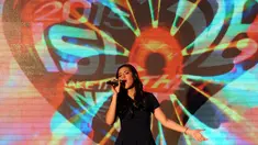 Penyanyi Raisa Andriana tampil memeriahkan malam peresmian gelaran Indonesia Super League 2015 di Lounge VVIP Barat Stadion GBK Jakarta, Sabtu (14/2/2015). (Liputan6.com/Helmi Fithriansyah)