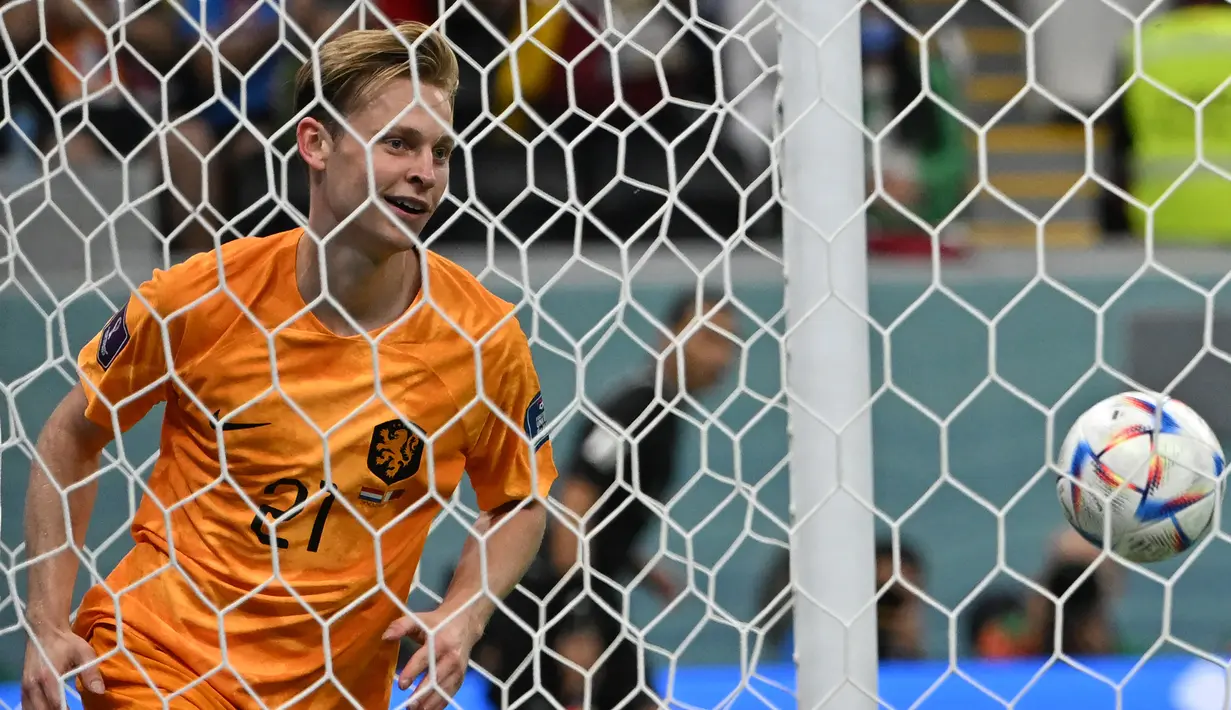 Frenkie De Jong. Gelandang tengah Timnas Belanda berusia 25 tahun yang telah membela Barcelona sejak awal musim 2019/2020 ini juga selalu tampil dalam 4 laga Tim Oranye di Piala Dunia 2022. Ia selalu menjadi starter dalam 4 laga tersebut, dan mampu menyumbang 1 assist pada matchday pertama saat menang 2-0 atas Senegal. Pada matchday ketiga saat menang 2-0 atas tuan rumah Qatar, Frenkie De Jong mampu menyumbang 1 gol. (AFP/Alberto Pizzoli)