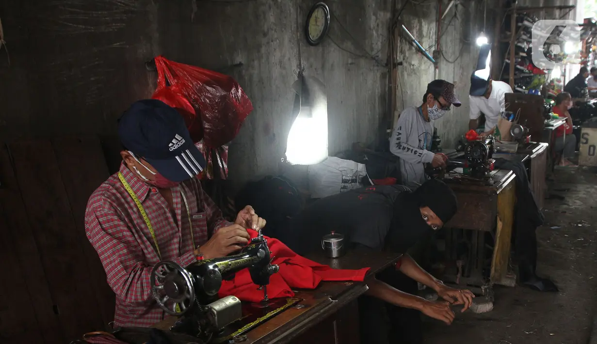 Penjahit vermak pakaian melayani pelanggan di kawasan Jatinegara, Jakarta, Selasa (29/9/2020). Pandemi Covid-19 berdampak pada sepinya pelanggan yang menjahitkan pakaian seperti biasanya. (merdeka.com/Imam Buhori)