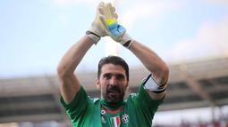 Gianluigi Buffon mencetak rekor dengan menjaga gawangnya tidak kebobolan selama 930 menit saat timnya melawan Torino pada laga liga Italia Serie A di  di Stadion Olimpico, Turin, Senin (21/3/2016) dini hari WIB. (AFP/Marco Bertorello)