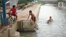 Anak-anak berenang di aliran Sungai Kalimalang, Jakarta, Selasa (18/8/2020). Keterbatasan ekonomi menyebabkan anak-anak tersebut memanfaatkan Sungai Kalimalang sebagai tempat berenang, meskipun berbahaya bagi keselamatan dan kesehatan mereka. (Liputan6.com/Immanuel Antonius)