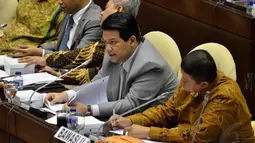 Ketua KPU Husni Kamil Manik (kedua kanan) bersama Ketua Bawaslu Muhammad (kanan) saat rapat dengar pendapat dengan Komisi II DPR di Gedung Parlemen, Jakarta, Senin (24/11/2014). (Liputan6.com/Andrian M Tunay)