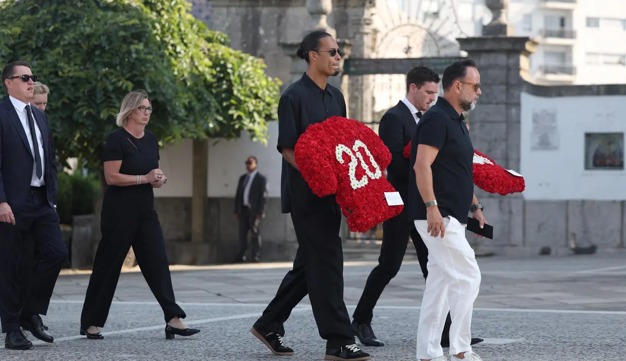 Bek Liverpool asal Belanda, Virgil van Dijk (tengah) dan bek Liverpool asal Skotlandia, Andy Robertson (kedua kanan) tiba di pemakaman penyerang Liverpool asal Portugal, Diogo Jota, dan saudara laki-lakinya, Andre Silva, di Gereja Induk Gondomar, pinggiran Porto, pada 5 Juli 2025. (FILIPE AMORIM/AFP)