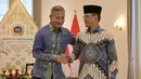 Pertemuan kedua menteri tersebut untuk memperkuat hubungan bilateral antara Indonesia dan Singapura. Tampak dalam foto, Menteri Luar Negeri Indonesia Sugiono (kanan) berjabat tangan dengan Menteri Luar Negeri Singapura Vivian Balakrishnan saat pertemuan mereka di Gedung Kementerian Luar Negeri, Jakarta pada Selasa 12 Mei 2026. (BAY ISMOYO/AFP)