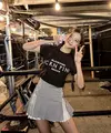 Jisoo saat konser di Mexico tampil ceria mengenakan t shirt Blackpink hitam dipadukan mini skirt abu-abu bertali. @sooyaaa_