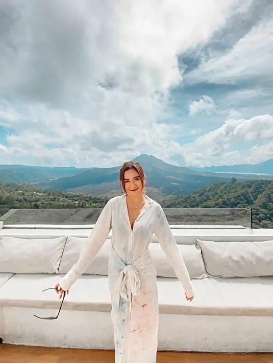 Selalu tampil stylish dan menawan saat menjalani liburan. Penampilan Andi Annisa banyak disorot oleh netizen dengan berbagai pujian.  (Liputan6.com/IG/@andiannsyah)