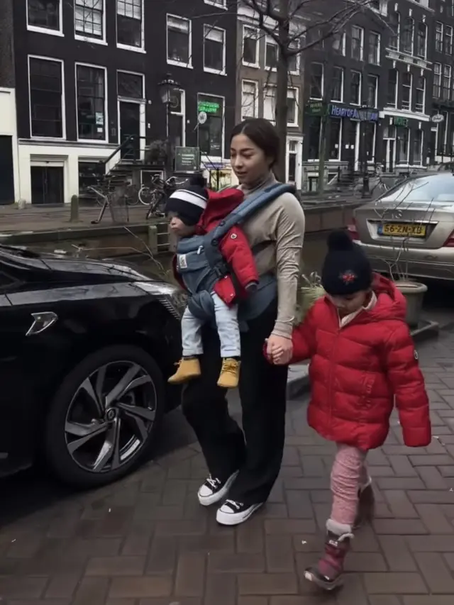 Nikita Willy saat liburan ke Belanda bareng baby Izz, credit: (IG/@nikitawillyofficial94)