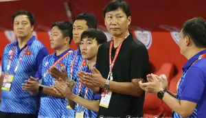 Kim Sang-sik, pelatih Timnas Vietnam dan staf pelatihnya&nbsp;seusai pertandingan. (Bola.com/VFF)