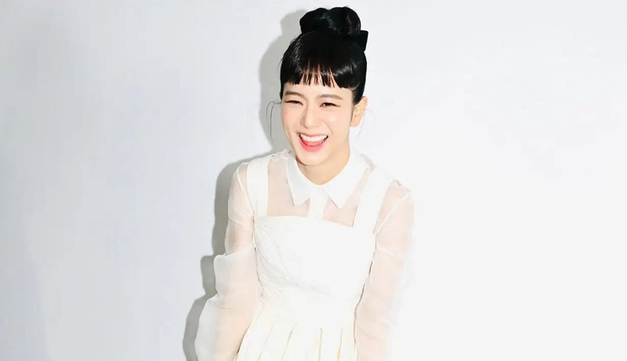 Kini, Jisoo Blackpink kembali hadir dalam acara fashion show Dior Haute Couture Show 2023 yang digelar di Musée Rodin, Paris. Member tertua dari Blackpink ini tampil berbeda dalam balutan dress putih. (Liputan6.com/IG/@anthonyghnassia)