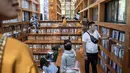 Dalam gambar pada 15 September 2018, orang-orang mengunjungi Perpustakaan Liyuan di pinggiran kota Beijing. Kendati jauh dari jangkauan, setiap pekannya ratusan kutu buku berduyun-duyun mendatangi Perpustakaan Liyuan. (FRED DUFOUR/AFP)