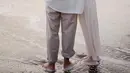 Di momen bahagianya tersebut, keduanya tampak kompak mengenakan pakaian serba putih. Sangat cocok dengan pemandangan deburan ombak dan pasir putih. [@donnywg@lovoto.bali @adisukamotret]