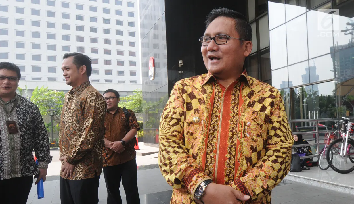 Wali Kota Gorontalo Marthen Taha (kiri) dan Wakil Wali Kota Gorontalo Ryan Kono (kanan) memberikan keterangan kepada awak media usai menyerahkan Laporan Harta Kekayaan Penyelenggara Negara (LHKPN) di Gedung KPK, Jakarta, Senin (01/07/2019). (merdeka.com/Dwi Narwoko)