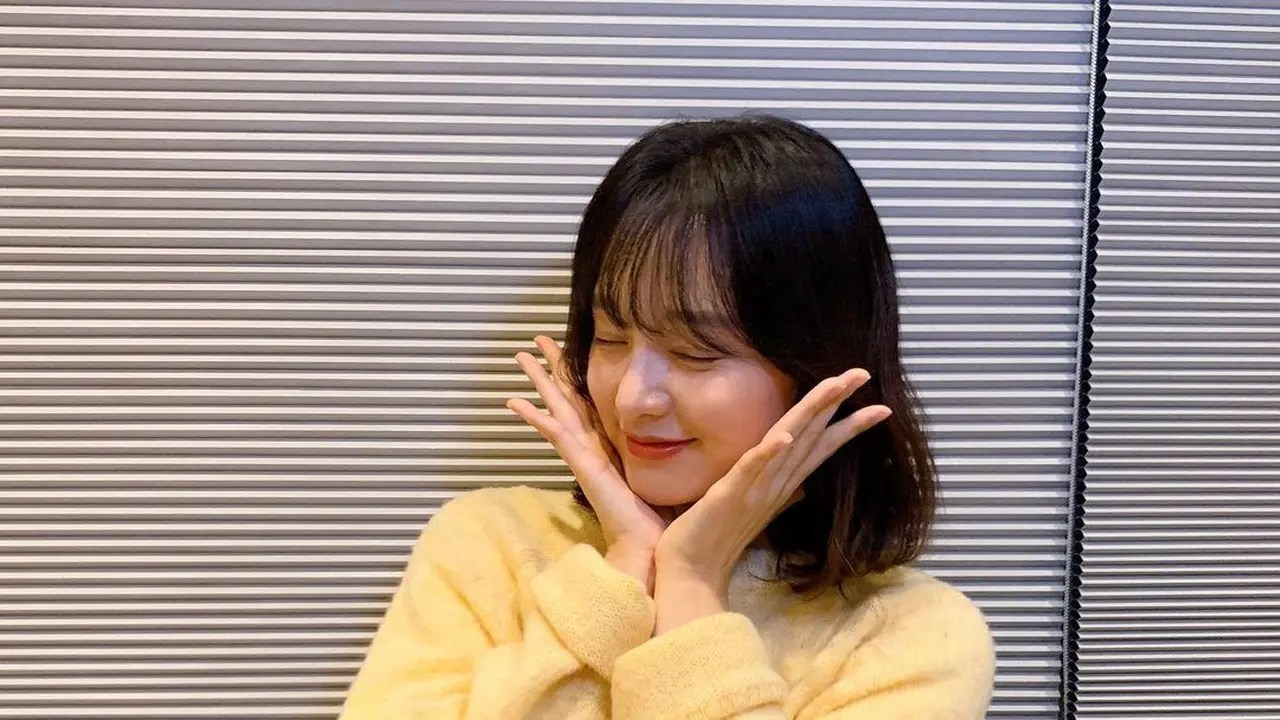 Styling rambut berponi Kim Ji Won