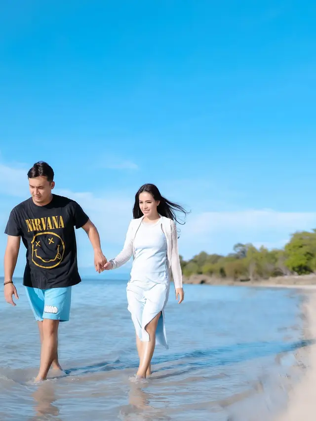 7 Potret Liburan Lady Nayoan dan Rendy Kjaernett, Seru Main di Tengah Laut