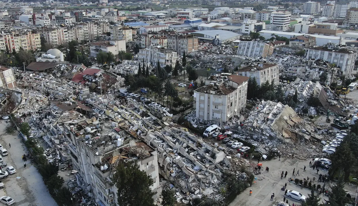 Foto udara menunjukkan kehancuran di pusat kota Hatay, Turki selatan, Selasa (7/2/2023). Tim pencari dan bantuan darurat dari seluruh dunia mengalir ke Turki dan Suriah pada hari Selasa saat tim penyelamat yang bekerja di suhu beku menggali – terkadang dengan tangan kosong — melalui sisa-sisa bangunan yang diratakan oleh gempa berkekuatan 7,8 magnitudo. (IHA via AP)