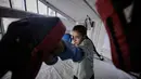 Rahaf Abu Hasira, 14 tahun, saat berlatih di klub tinju wanita yang didirikan di dalam tenda di Kota Gaza, Selasa 5 Mei 2026. (AP Photo/Jehad Alshrafi)