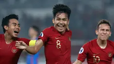 Pemain tengah timnas Indonesia, Witan Sulaeman (tengah) merayakan golnya ke gawang Chinese Taipei saat penyisihan Grup A Piala AFC U-19 2018 di Stadion Utama Gelora Bung Karno, Jakarta, Jumat (18/10/2018). Witan resmi menjadi bagian Persija Jakarta usai meninggalkan klub Slovakia AS Trencin. (Liputan6.com/Helmi Fitriansyah)