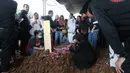 Suasana pemakaman diliputi rasa haru dan tangis dari pihak keluarga dan pelayat yang mengantarkan kepergian almarhum untuk terakhir kalinya. Tampak dalam foto, istri Gary Iskak, Richa Novisha (kanan) saat berada di dekat pusara sang suami di Taman Pemakaman Umum (TPU) Tanah Kusir, Jakarta Selatan, Sabtu (29/11/2025). (Kapanlagi.com/Budy Santoso)