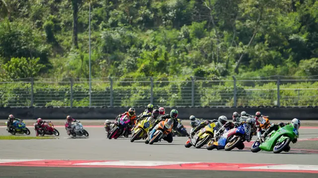 Aksi Pembalap Yamaha Membelah Bukit Hijau Sirkuit Mandalika yang Memukau