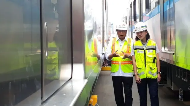 Menteri Perhubungan Budi Karya Sumadi  mengecek gerbong Mass Rapid Transit (MRT) di Pelabuhan Tanjung Priok, Jakarta Utara, Kamis (5/4/2018).
