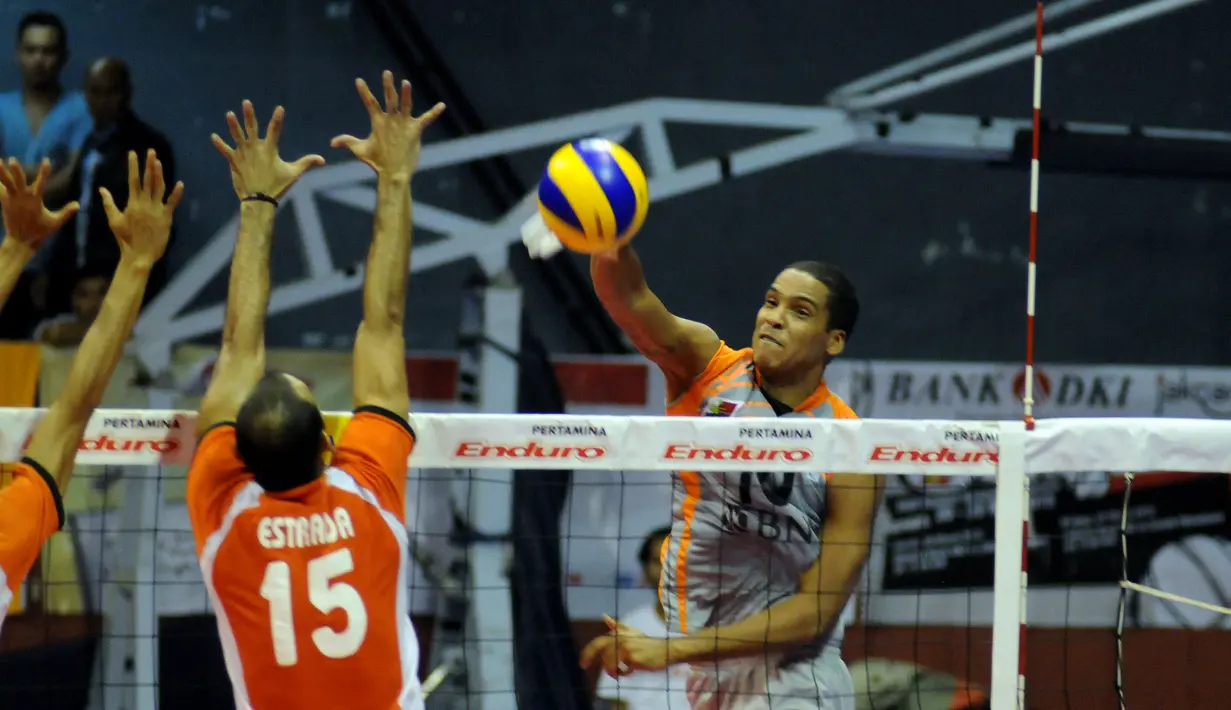 Pevoli putra Jakarta BNI 46, Jorge Mencia (kanan) melakukan smash saat laga lawan Surabaya Samator di Pertamina Proliga 2015 di Hall A Senayan, Jakarta, (21/3/2015). Surabaya Samator unggul 3-0 atas Jakarta BNI 46. (Liputan6.com/Helmi Fithriansyah)