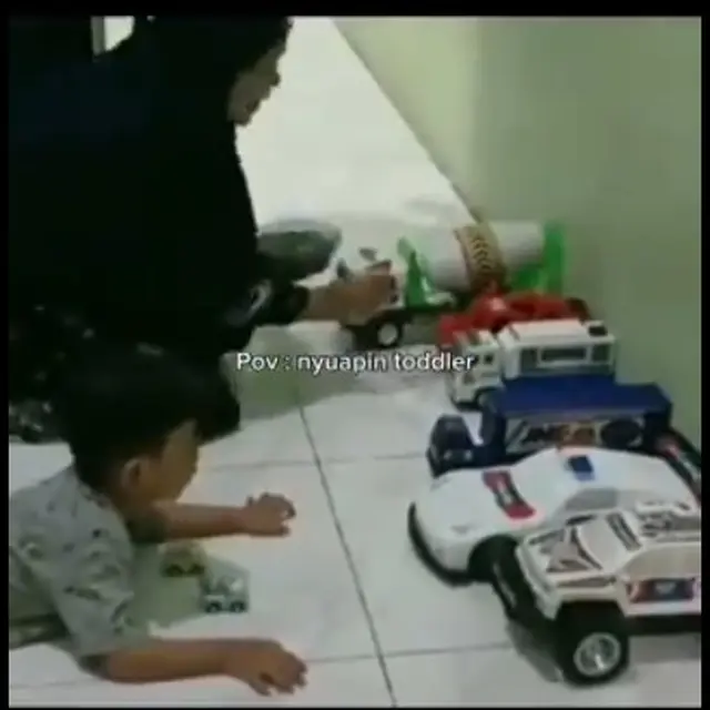 6 Momen Kocak Orang Tua ketika Suapi Anaknya Makan, Penuh Usaha