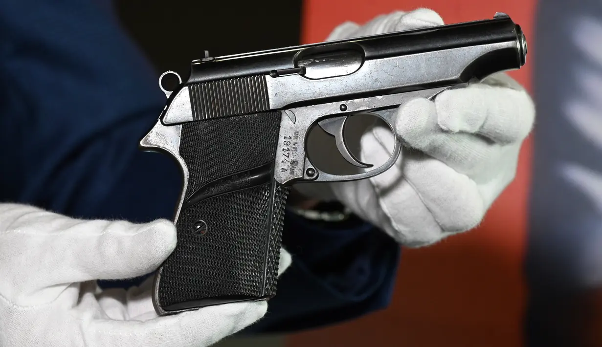 Pistol PP Walther yang digunakan Sean Connery dalam film James Bond pertama, "Dr. No" (1962) saat pratinjau pers di Beverly Hills, California, Selasa (23/11/2020). Properti film itu diperkirakan terjual sekitar Rp2,1 miliar hingga Rp2,8 miliar di Julien's Auctions pada 3 Desember. (Robyn Beck/AFP)