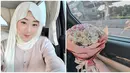 Unggahan Larissa Chou pada Maret 2024. Larissa dapat bunga mawar pink dan putih dari sang suami yang selaras dengan busana yang dikenakannya saat itu. Tissue paper nya warna merah muda membuat buket bunga Larissa Chou dari suami ini makin cantik. Pamer senyuman manis, tak sedikit netizen yang sebut Larissa Chou makin bahagia usai menikah dengan Ikram Rosadi. (Liputan6.com/IG/@larissachou)