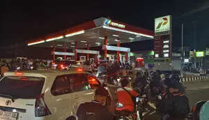 Warga Makassar Terjebak Antrean Berjam-jam di SPBU