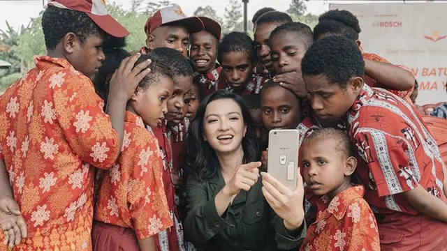 6 Potret Raline Shah Jadi Guru di Papua, Akrab dan Seru