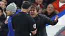 Wasit mengusir keluar pelatih Chelsea, Antonio Conte, karena protes berlebihan saat melawan Swansea pada laga Premier League di Stadion Stamford Bridge, London, Rabu (29/11/2017). Chelsea menang 1-0 atas Swansea. (AFP/Adrian Dennis)
