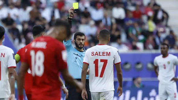 <p>Wasit Omar Mohamed Al-Ali. (Bola.com/Dok.AFP/KARIM JAAFAR).</p>