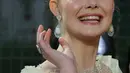 Aktris Elle Fanning berpose untuk fotografer saat menghadiri gala premiere film 'Maleficent Mistress of Evil' di London, Rabu (9/10/2019). Pemeran Aurora dalam film Maleficent itu tampil memukau dalam balutan gaun strapless panjang berwarna hijau pucat. (Photo by ISABEL INFANTES / AFP)