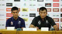 Zalnando (kiri) dan pelatih Sriwijaya FC, Subangkit, saat sesi jumpa pers di Makassar, Sabtu (22/9/2018). (Bola.com/Abdi Satria)