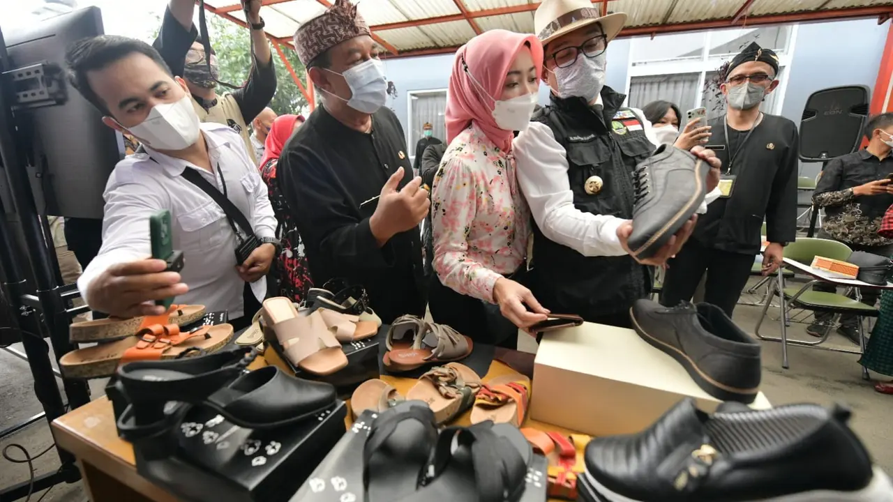 Gubernur Ridwan Kamil bersama istri tengah melihat ragam produk kerajinan kulit Sukaregang Garut, dalam kunjungan kerja di Garut.